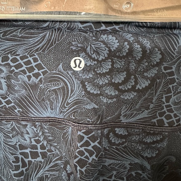 Size 6 Lululemon patterned pants/tights - Picture 2 of 3